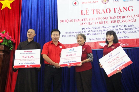Trao 500 áo phao cho ngư dân nghèo Quảng Ngãi ảnh 4