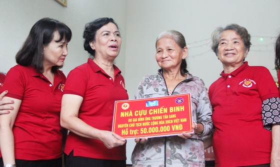 Trao 500 áo phao cho ngư dân nghèo Quảng Ngãi ảnh 6