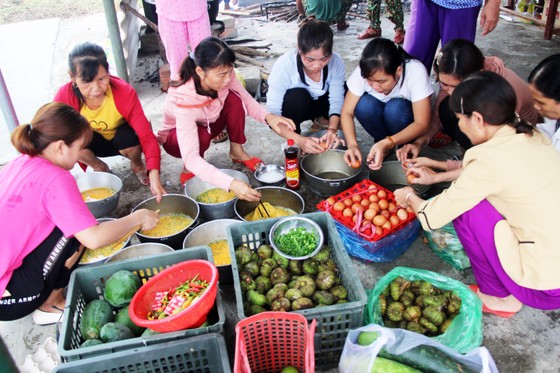 Xúc động cảnh người dân quyên góp, nấu ăn cho bộ đội tìm kiếm người mất tích ở Rào Trăng 3 ảnh 1