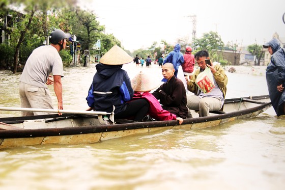 Người dân cố đô Huế lại bì bõm lội lụt sau 2 ngày mưa tầm tã ảnh 10