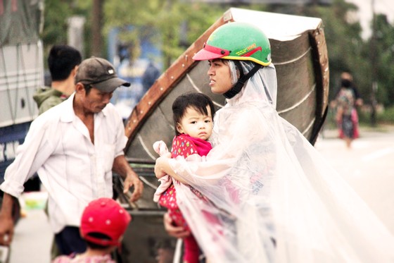 Người dân cố đô Huế lại bì bõm lội lụt sau 2 ngày mưa tầm tã ảnh 12