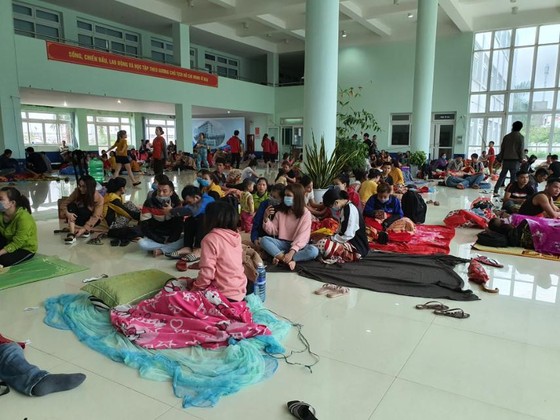 Mưa lớn, gió gào rú dữ dội tại các tỉnh miền Trung ảnh 10