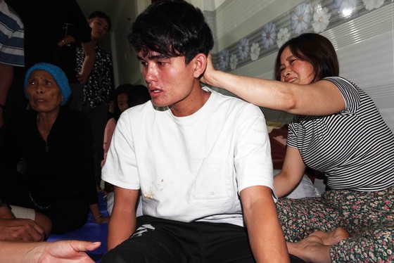 Vụ 2 tàu cá Bình Định chìm giữa biển: 3 ngư dân ăn xốp, uống nước mưa sống sót ảnh 3