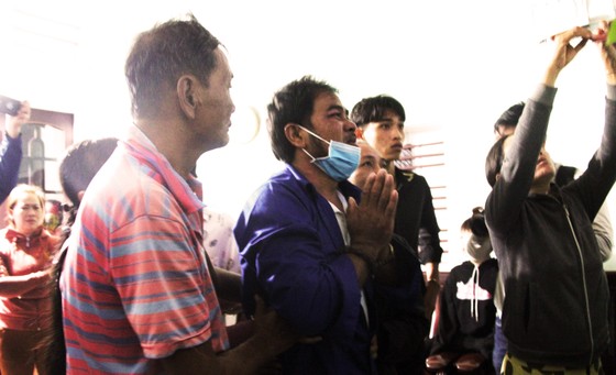 Vụ 2 tàu cá Bình Định chìm giữa biển: 3 ngư dân ăn xốp, uống nước mưa sống sót ảnh 1