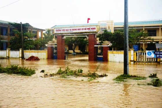 Say xỉn, người đàn ông phóng xe máy vào dòng nước lũ mất tích ảnh 2