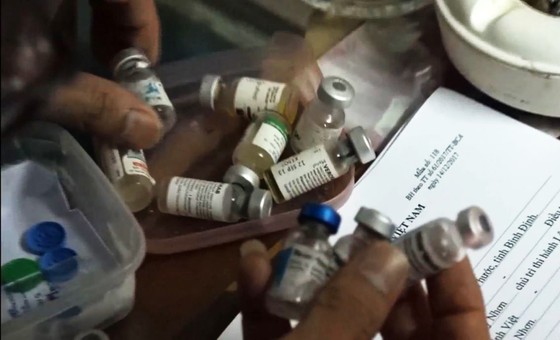 Chế vaccine phòng Covid-19 dỏm rồi lừa tiêm hàng chục người ảnh 1