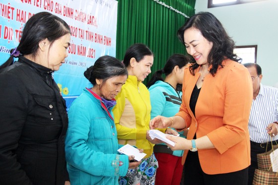 TPHCM tặng quà tết người dân Bình Định ảnh 2