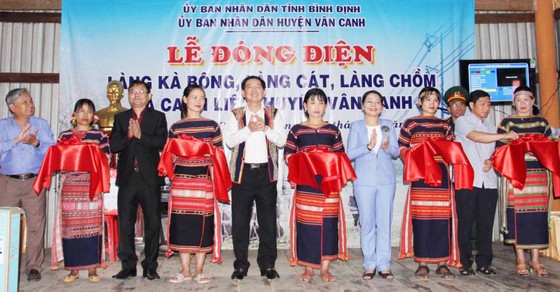 Đóng điện lưới cho 300 hộ dân Ba Na ở miền núi Bình Định ảnh 1