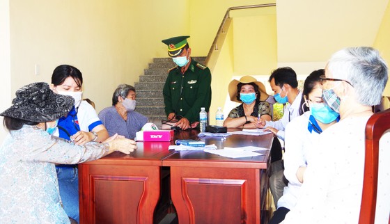 Ra quân làm sạch biển, trồng cây xanh hưởng ứng 'Tháng 3 biên giới' ảnh 1