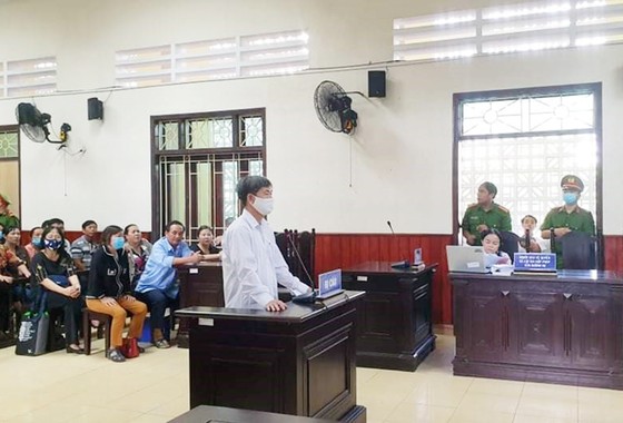 Nhận 2 'gói quà' 130 triệu, cựu cán bộ cục thuế lãnh án 6 năm tù ảnh 1