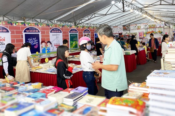 Hội sách Phú Yên quyên góp tủ sách Trường Sa ảnh 2