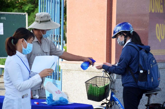 Sĩ tử vùng dịch miền Trung vững tâm với môn thi đầu tiên ảnh 8