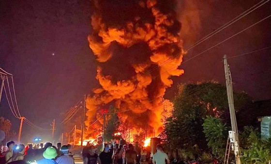 Lửa lớn bao trùm khu xưởng tại một cụm công nghiệp Bình Định ảnh 1