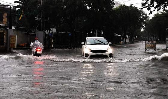 Mưa lớn khiến TP Quảng Ngãi bị ngập sâu ảnh 6