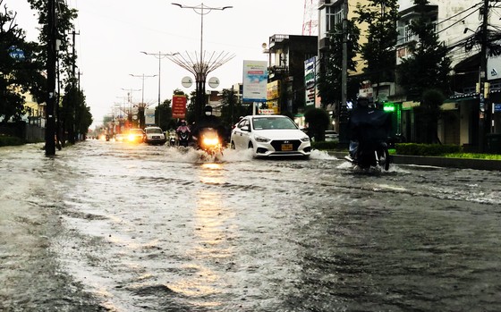 Mưa lớn khiến TP Quảng Ngãi bị ngập sâu ảnh 1