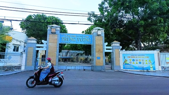 Bình Định: 1 học sinh lớp 11 mắc Covid-19, cả lớp và thầy giáo đi cách ly ảnh 1