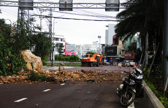 Mưa lớn, núi Bà Hỏa giữa TP Quy Nhơn sạt lở khiến 3 người bị thương ảnh 2