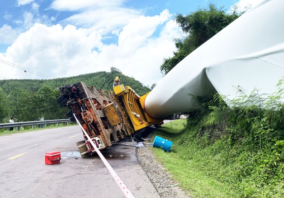 Xe chở cánh quạt điện gió ''khủng'' bị lật trên đèo An Khê ảnh 2