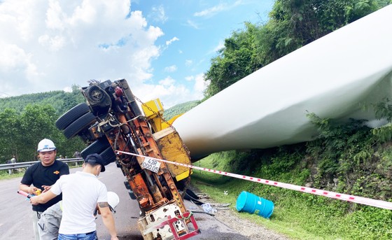 Xe chở cánh quạt điện gió ''khủng'' bị lật trên đèo An Khê ảnh 5