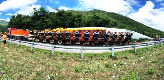Xe chở cánh quạt điện gió ''khủng'' bị lật trên đèo An Khê ảnh 4