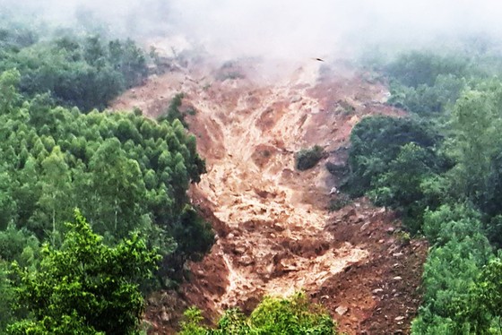 Vụ sạt lở núi với khối lượng đất đá trượt lở rất lớn ở núi Cấm (tỉnh Bình Định) gần đây