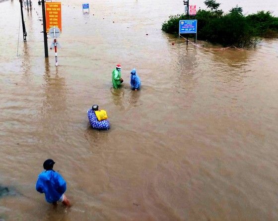 Ngập lụt tại xã Phước Nghĩa (huyện Tuy Phước, tỉnh Bình Định). Ảnh: XUÂN HUYÊN