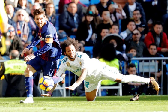 Chỉ 1 chiếc giày Messi vẫn nguy hiểm ảnh 1
