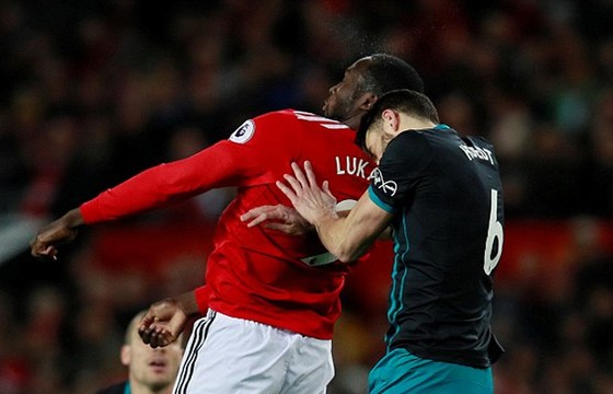 Lukaku chấn thương, Mourinho mất ngôi nhì ảnh 1