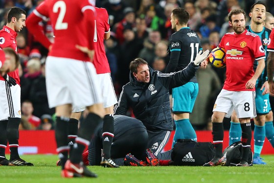 Lukaku chấn thương, Mourinho mất ngôi nhì ảnh 3
