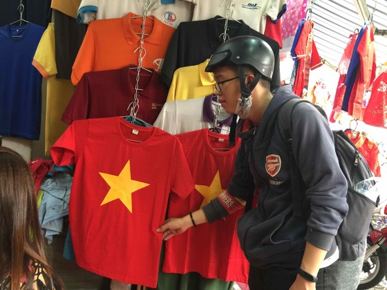 Gần 5.000 áo cờ Việt Nam được bán ra mỗi ngày ảnh 9