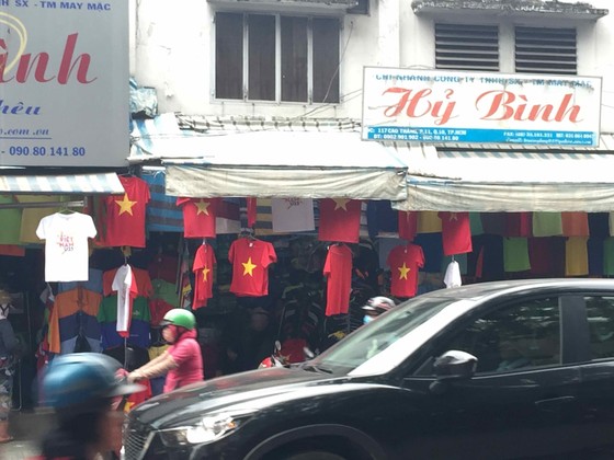 Gần 5.000 áo cờ Việt Nam được bán ra mỗi ngày ảnh 7