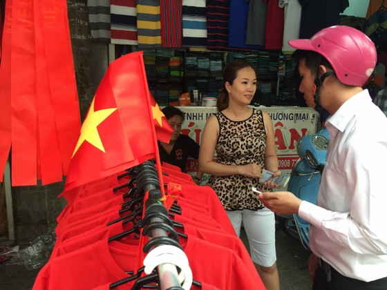 Gần 5.000 áo cờ Việt Nam được bán ra mỗi ngày ảnh 4