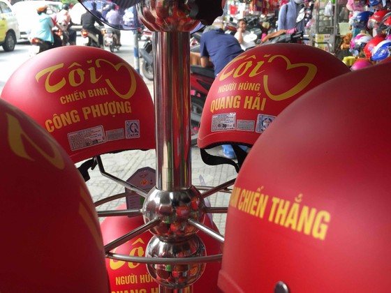 Gần 5.000 áo cờ Việt Nam được bán ra mỗi ngày ảnh 2