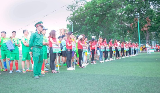 Tưng bừng khai mạc Giải bóng đá truyền thống Quảng Bình Khu vực Nam bộ ảnh 1