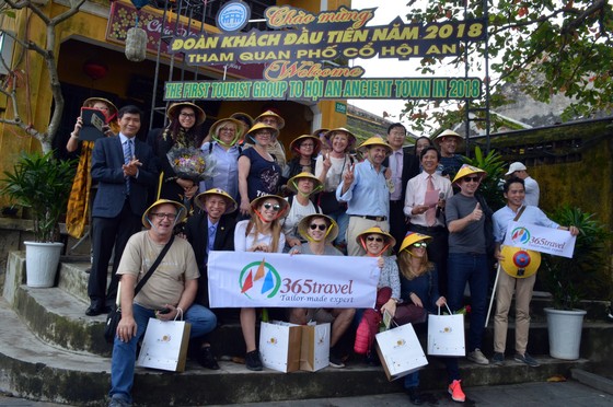 Hội An đón đoàn khách Tây Ban Nha "xông đất" đầu năm 2018 ảnh 2