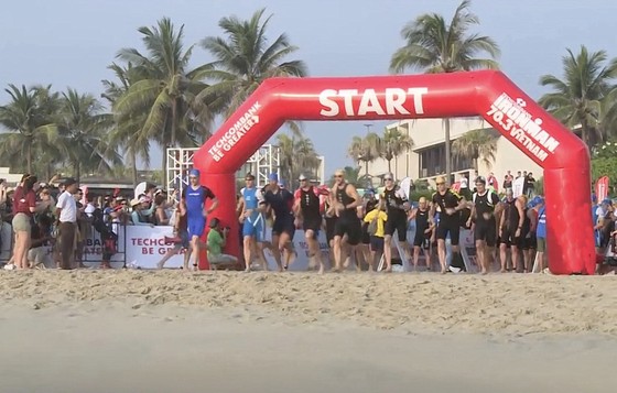Hơn 1.600 vận động viên đến từ 56 quốc gia và vùng lãnh thổ tranh tài tại cuộc thi Ironman 70.3 ảnh 2