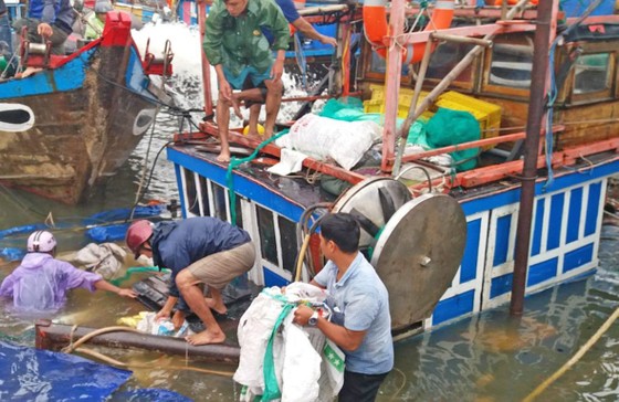 Trục vớt hai tàu cá bị sóng đánh chìm ảnh 1