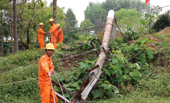 Khắc phục sự cố đường dây cấp điện cho hơn 4000 hộ dân vùng cao Quảng Nam ảnh 1