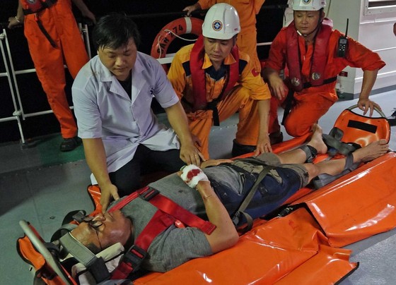 Vượt biển cứu thuyền viên người nước ngoài bị tai nạn trong đêm ảnh 1
