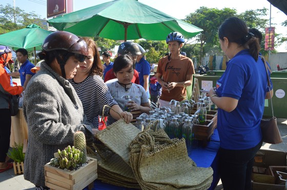 Đổi rác thải nhựa lấy quà ảnh 1