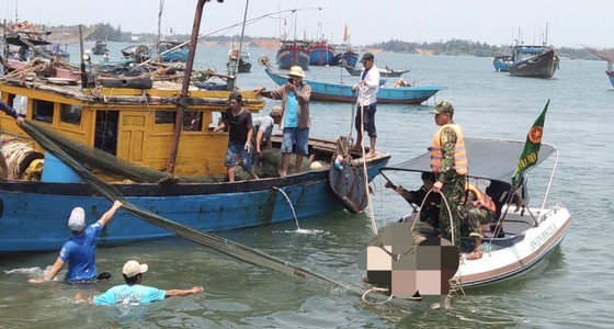 Tìm được 2 nạn nhân cuối cùng trong vụ lật ghe trên sông Thu Bồn ảnh 2