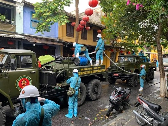 Phun hóa chất khử trùng tại phố cổ Hội An ảnh 2