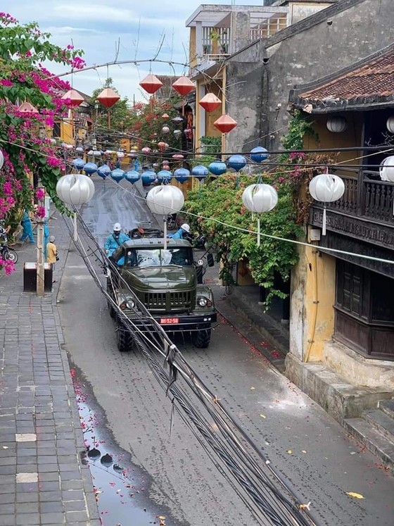 Phun hóa chất khử trùng tại phố cổ Hội An ảnh 1