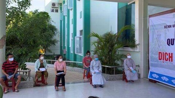 Sau 4 ngày xuất viện, ca bệnh 564 dương tính trở lại với SARS-CoV-2 ảnh 1