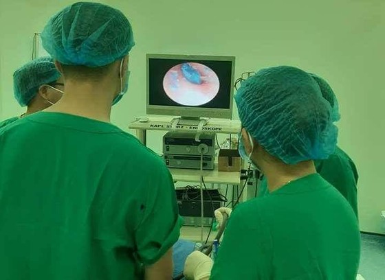 Học sinh lớp 1 bị một nhóm học sinh cùng trường nhét đất sét vào tai ảnh 1