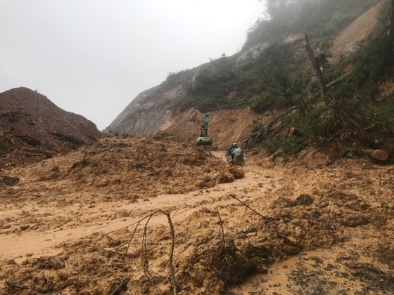 Quảng Nam lo sạt lở, Quảng Trị di dời khẩn hàng ngàn dân ảnh 2