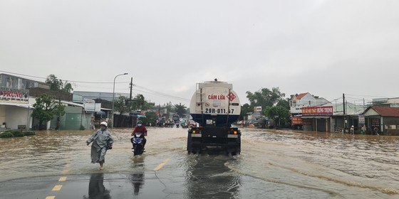 Dọn dẹp sau khi nước lũ rút, 2 mẹ con bị điện giật tử vong ảnh 2