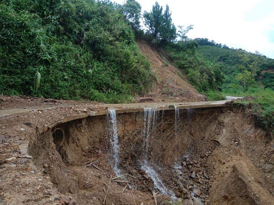 Quảng Nam sạt lở nghiêm trọng, Quốc lộ 9 qua Quảng Trị bị ùn tắc ảnh 2