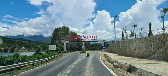 Quảng Nam đề nghị hỗ trợ lương thực cho người dân huyện Phước Sơn đang bị cô lập ảnh 1