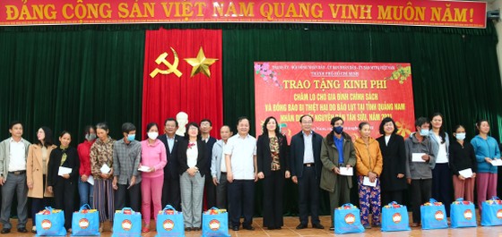 TPHCM trao quà chăm lo tết cho người dân Quảng Nam, Quảng Ngãi ảnh 4